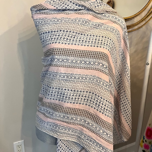 Silky (poly) scarf BNWT - Picture 5 of 6